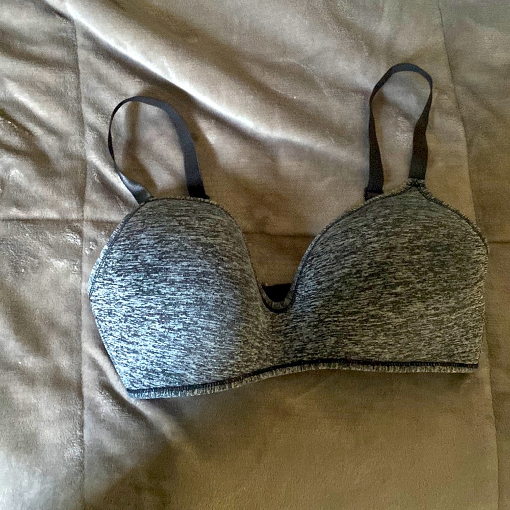 Victoria’s Secret size 36D sports bra, great condition